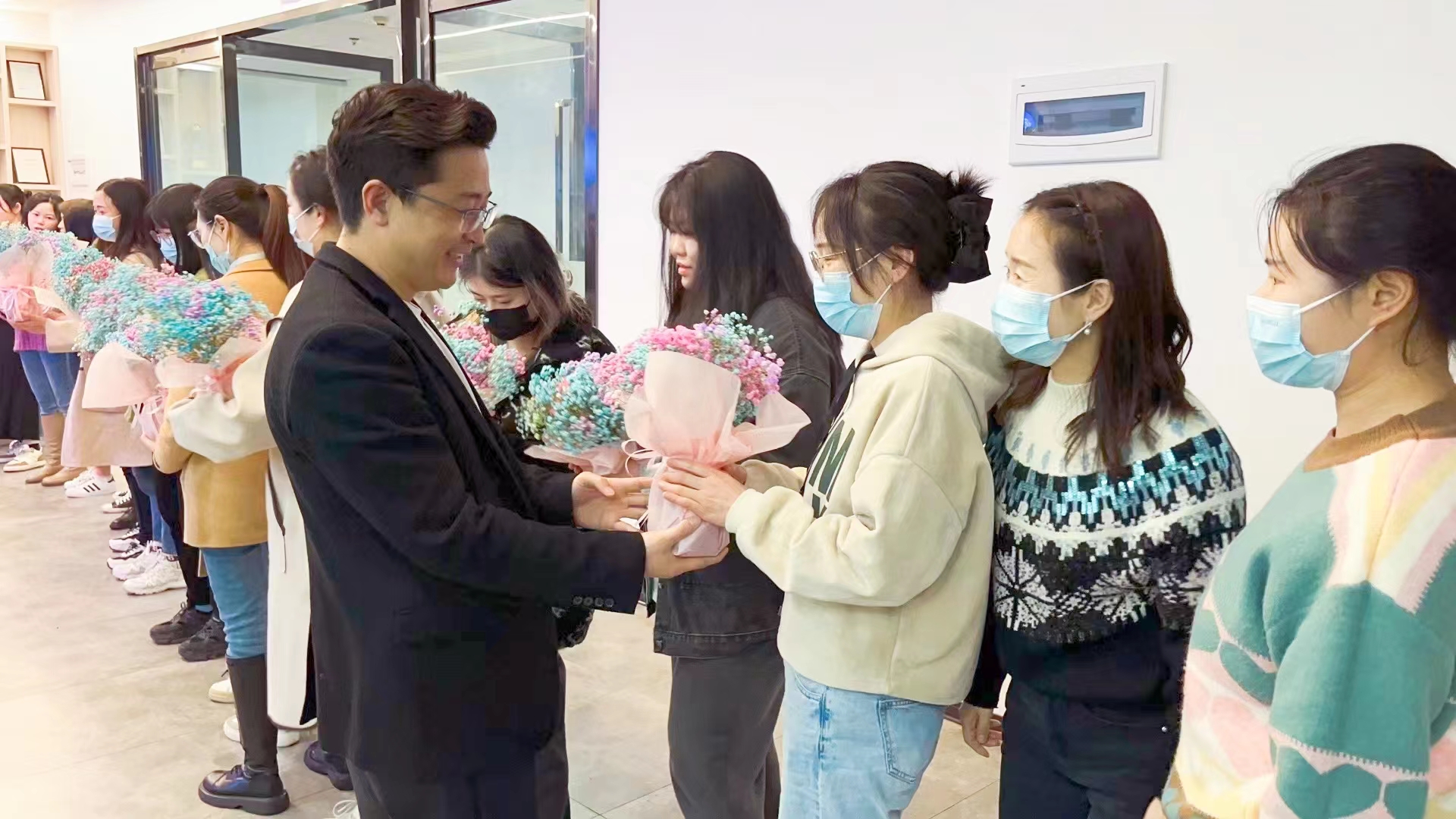 春风送暖 花开绚烂 | 杏耀代理为全体女员工发放温馨节日福利!7