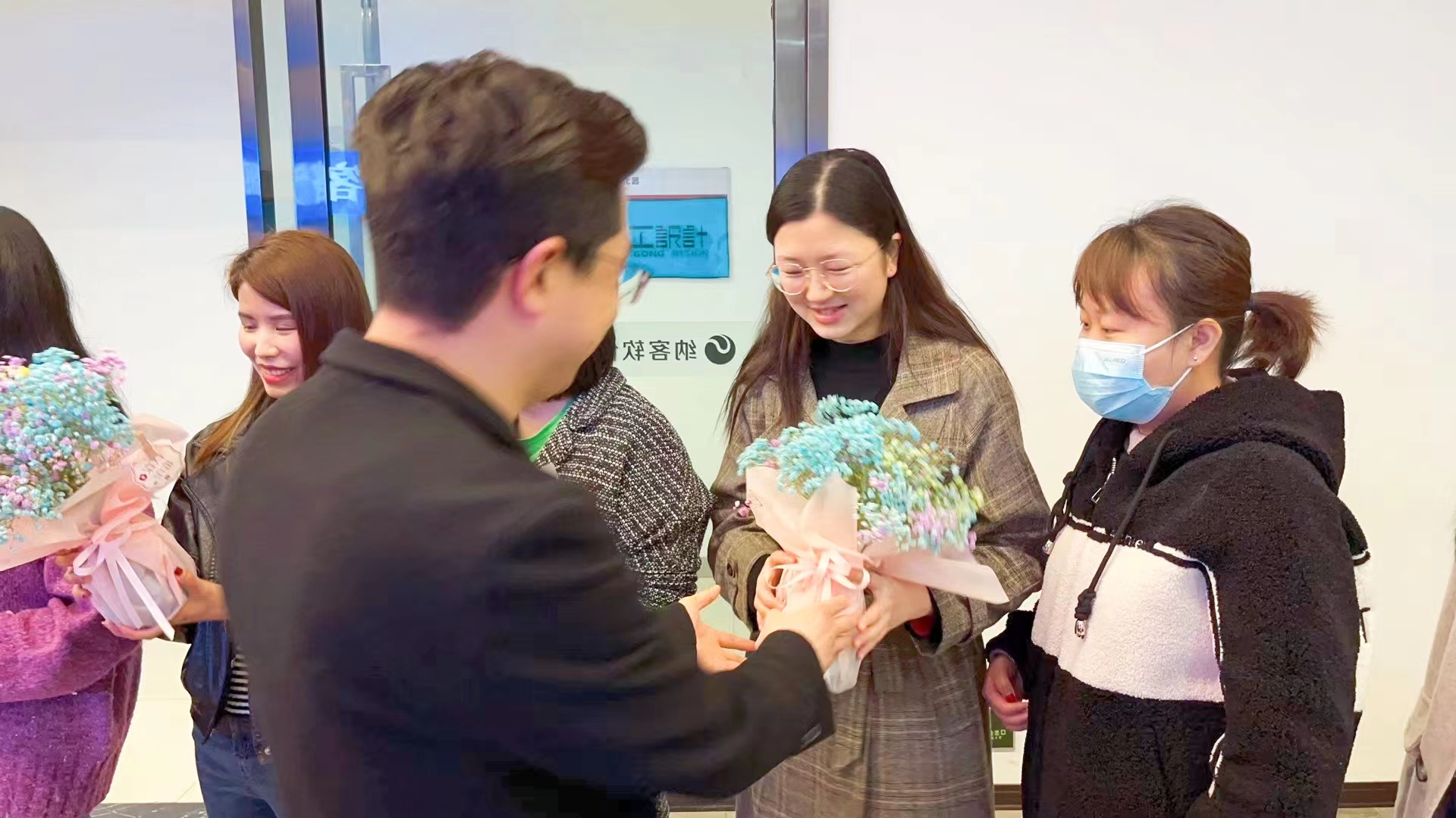 春风送暖 花开绚烂 | 杏耀代理为全体女员工发放温馨节日福利!4