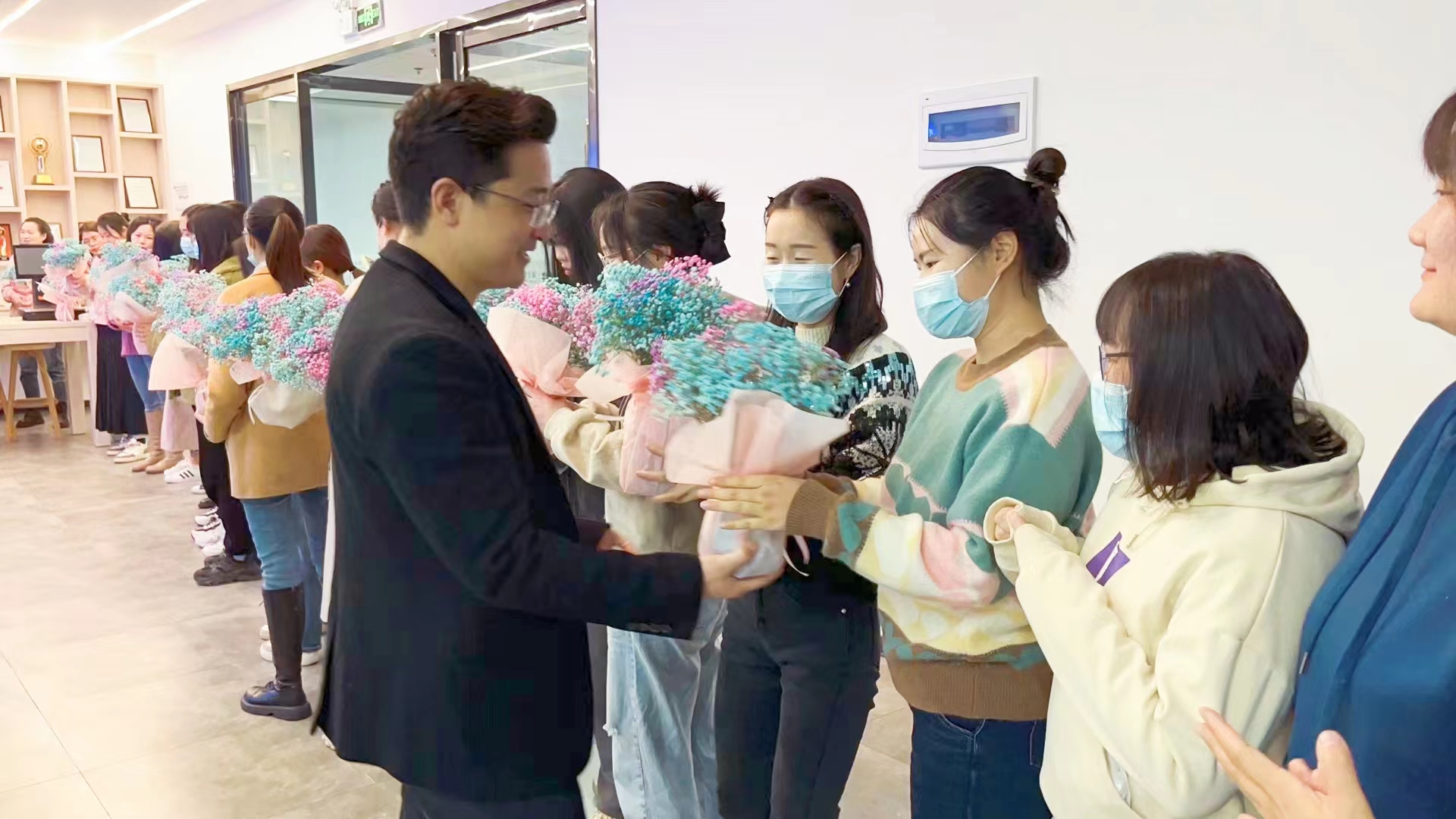 春风送暖 花开绚烂 | 杏耀代理为全体女员工发放温馨节日福利!8