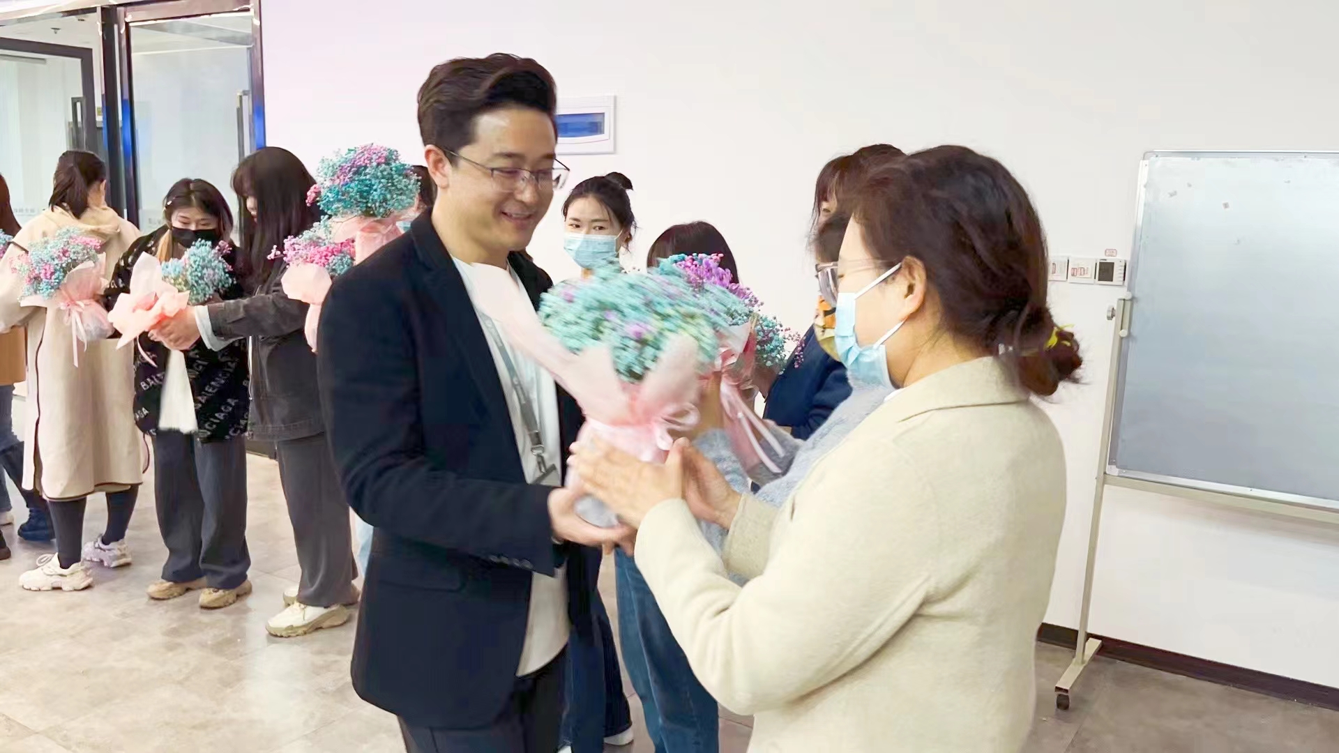 春风送暖 花开绚烂 | 杏耀代理为全体女员工发放温馨节日福利！9