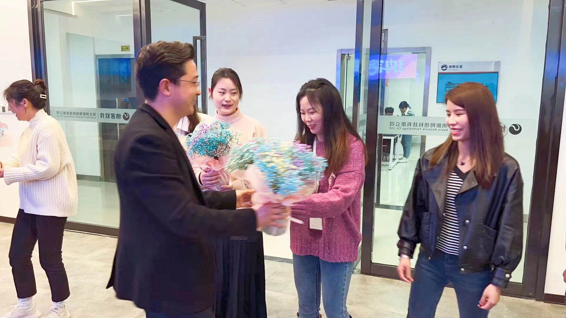 春风送暖 花开绚烂 | 杏耀代理为全体女员工发放温馨节日福利！3