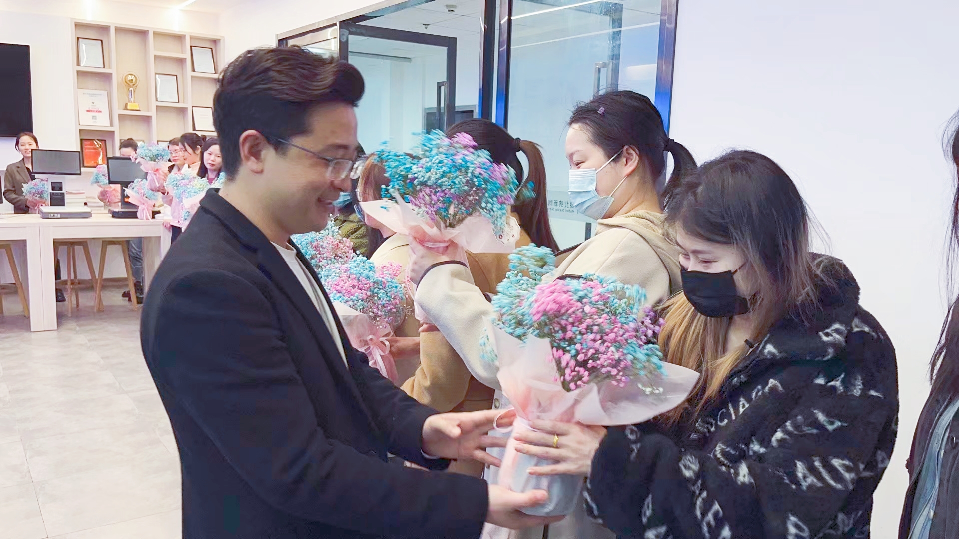 春风送暖 花开绚烂 | 杏耀代理为全体女员工发放温馨节日福利！6