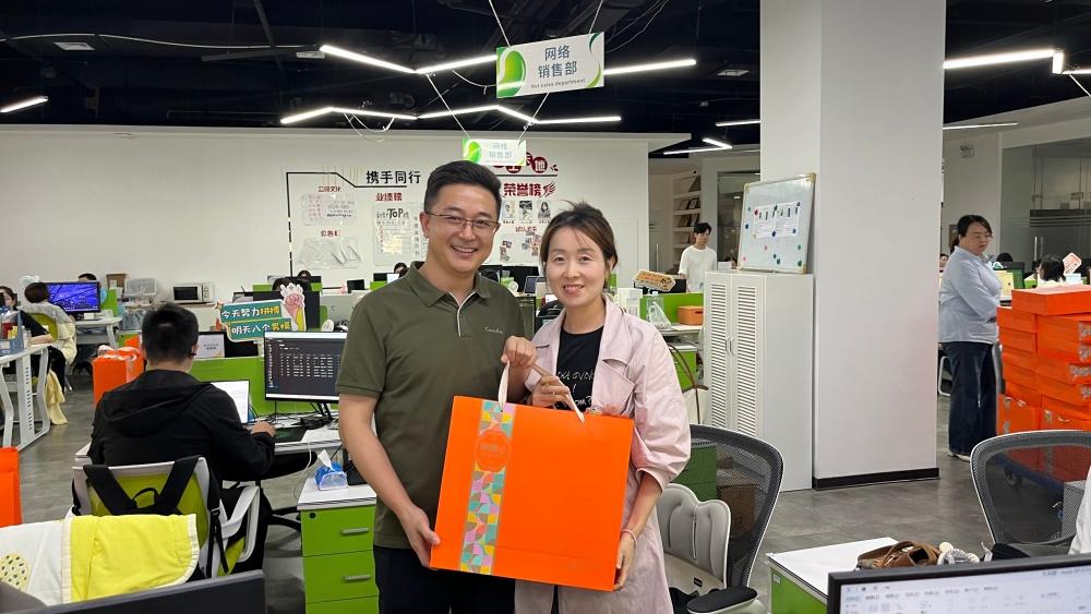 皓月当空 情满四方| 湖北纳新网络科技有限公司为全体员工发放中秋节福利6