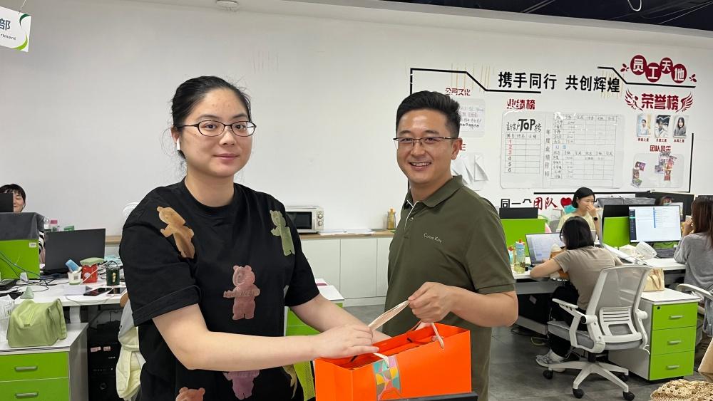 皓月当空 情满四方| 湖北纳新网络科技有限公司为全体员工发放中秋节福利12